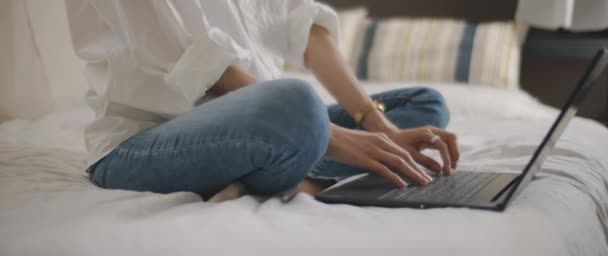Frau Denkt Darüber Nach Sie Auf Einer Laptop Tastatur Schlafzimmer — Stockvideo