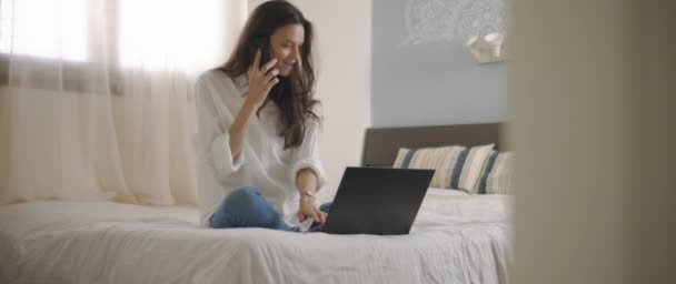 Kobieta Rozmawiająca Kimś Przez Telefon Podczas Pracy Laptopem Domu Zwolnij — Wideo stockowe