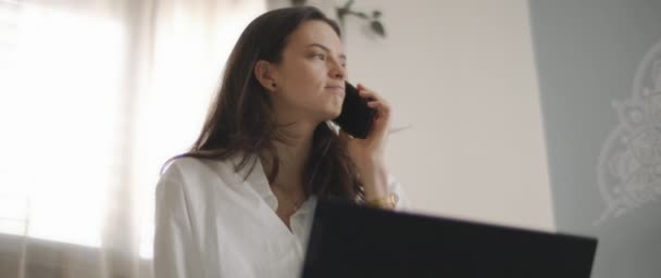 Blisko Kobiety Białej Koszuli Rozmawiającej Kimś Przez Telefon Pracującej Przy — Wideo stockowe