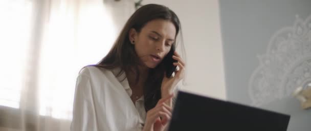 Close Woman White Shirt Talking Someone Phone While Working Computer — Stock Video