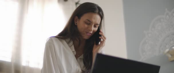 Close Woman White Shirt Talking Someone Phone While Working Computer — Stock Video