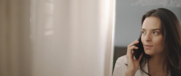 Menutup Seorang Wanita Dengan Kemeja Putih Berbicara Dengan Seseorang Telepon — Stok Video