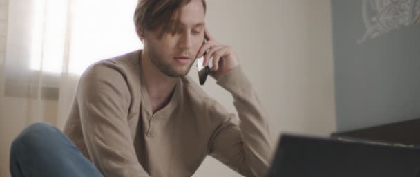 Homem Falar Com Alguém Telefone Enquanto Trabalhava Com Portátil Casa — Vídeo de Stock