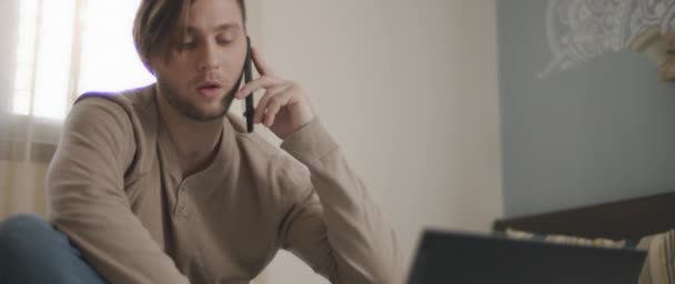 Homem Falar Com Alguém Telefone Enquanto Trabalhava Com Portátil Casa — Vídeo de Stock