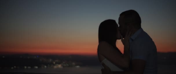 Silhouette Couple Embrassant Coucher Soleil Avec Des Lumières Ville Nocturne — Video