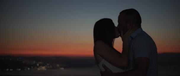 Silhueta Casal Beijando Pôr Sol Com Luzes Cidade Noite Fundo — Vídeo de Stock