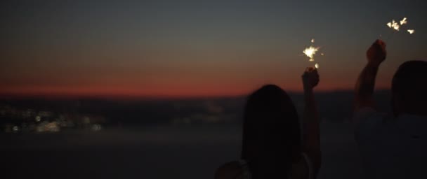 Silhouette Eines Jungen Paares Das Bei Sonnenuntergang Mit Wunderkerzen Feiert — Stockvideo
