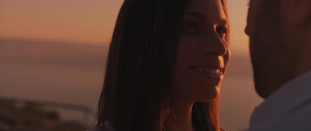 Feche Jovem Casal Olhando Para Outro Com Amor Pôr Sol — Vídeo de Stock