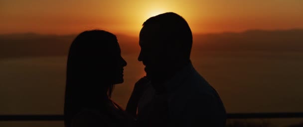 Gün Batımında Birbirlerine Sevgiyle Bakan Gülümseyen Genç Bir Çiftin Yakın — Stok video