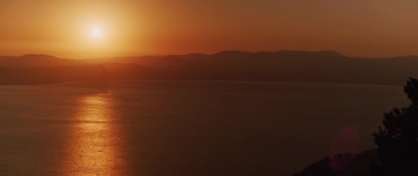 Bela Paisagem Com Pôr Sol Sobre Grande Lago Montanhas Panning — Vídeo de Stock