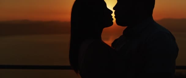 Close Jovem Casal Beijando Pôr Sol Passando Uma Noite Romântica — Vídeo de Stock