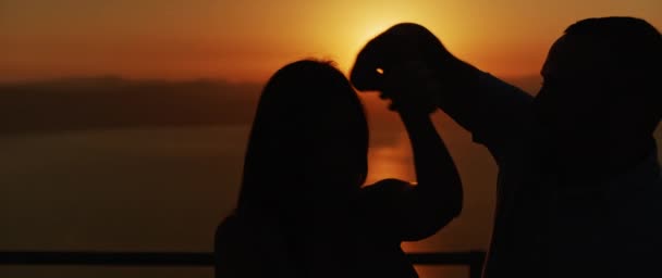 Nahaufnahme Eines Jungen Paares Das Bei Sonnenuntergang Tanzt Und Spaß — Stockvideo