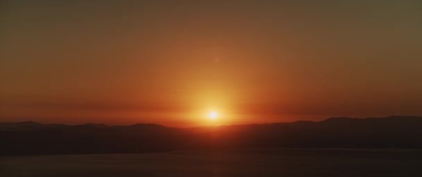 Vackert Landskap Med Solnedgång Över Den Stora Sjön Och Bergen — Stockvideo
