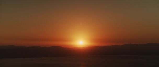 Bela Paisagem Com Pôr Sol Sobre Grande Lago Montanhas Inclinando — Vídeo de Stock
