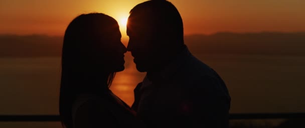 Κοντινό Πλάνο Ενός Νεαρού Ζευγαριού Φιλιέται Ηλιοβασίλεμα Περνώντας Ένα Ρομαντικό — Αρχείο Βίντεο