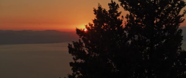 Bela Paisagem Com Pôr Sol Sobre Grande Lago Montanhas Atrás — Vídeo de Stock