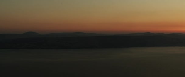 Bela Paisagem Com Pôr Sol Sobre Grande Lago Montanhas Panning — Vídeo de Stock