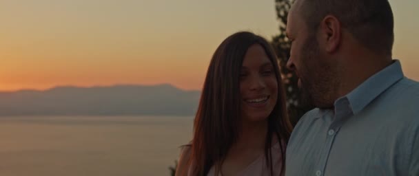 Casal Jovem Andando Colina Conversando Uns Com Outros Rindo Divertindo — Vídeo de Stock