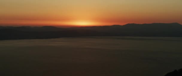 美丽的风景 日落时分笼罩着大湖和群山 倾斜向下向上射击 — 图库视频影像