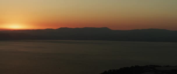 Bela Paisagem Com Pôr Sol Sobre Grande Lago Montanhas Panning — Vídeo de Stock