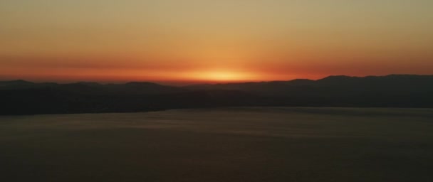 Pemandangan Indah Dengan Matahari Terbenam Atas Danau Besar Dan Pegunungan — Stok Video