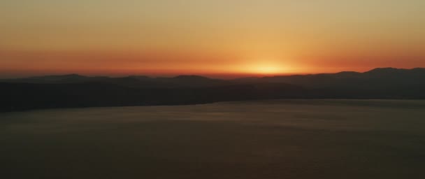 Bela Paisagem Com Pôr Sol Sobre Grande Lago Montanhas Panning — Vídeo de Stock