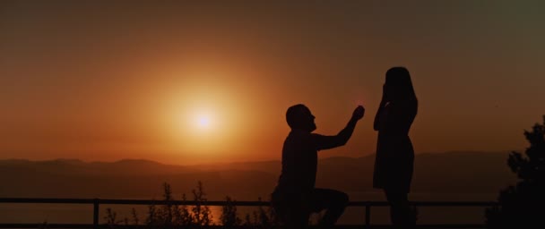 Silhouet Van Een Man Die Zijn Vriendin Ten Huwelijk Vraagt — Stockvideo