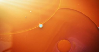 Soyut sıvı turuncu ve sarı renkler suda çözünüyor.