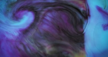 Soyut sarı ve mavi renkler suda hızlı hareket ederek hayal gördürür. Sıvı renk makro konsepti. Hareketi büyüt. 