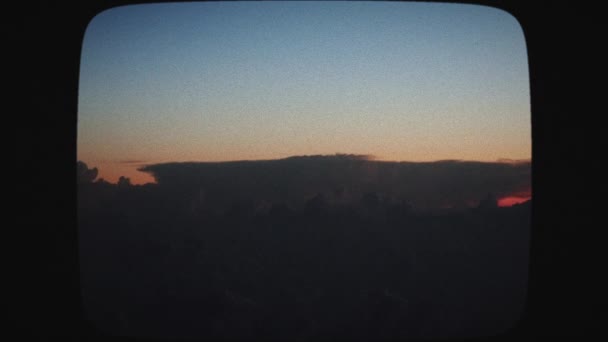 Blick Aus Dem Flugzeug Auf Blitzeinschläge Den Wolken Bei Sonnenuntergang — Stockvideo