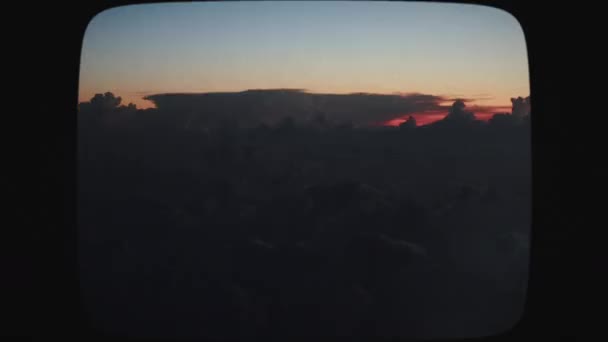 日没の雲の中に落雷の飛行機のビュー 稲妻と雷の嵐の空 夜の雷雨の雲 ヴィンテージフィルムルック — ストック動画