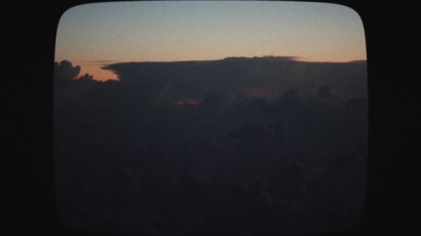 Blick Aus Dem Flugzeug Auf Blitzeinschläge Den Wolken Bei Sonnenuntergang — Stockvideo