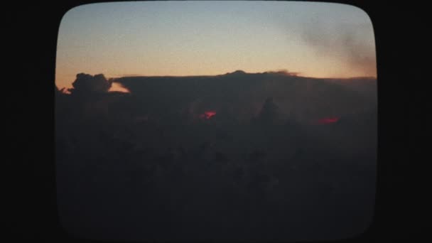 Widok Lotu Pioruna Uderza Chmury Zachodzie Słońca Burzliwe Niebo Błyskawicami — Wideo stockowe