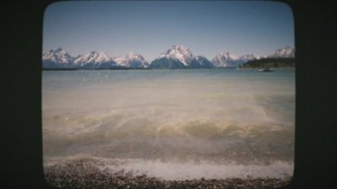 Grand Teton Ulusal Parkı ve Jackson Gölü, Wyoming, ABD 'nin güzel manzarası. VINTAGE FİLMİ.