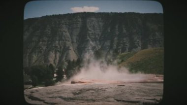 Yellowstone Ulusal Parkı 'ndaki Mamut Kaplıcaları. Klasik Film Görünümü.