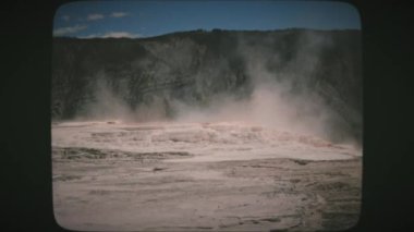 Yellowstone Ulusal Parkı 'ndaki Mamut Kaplıcaları. Klasik Film Görünümü.