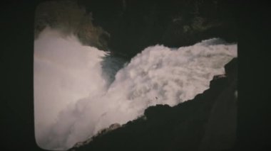 Yellowstone Şelalesi manzarası ve Yellowstone Ulusal Parkı 'nda gökkuşağı. Klasik Film Görünümü.