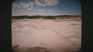 Norris Geyser Havzası, Yellowstone Ulusal Parkı, ABD. Yellowstone 'un en eski ve en dinamik yeridir. Klasik Film Görünümü.