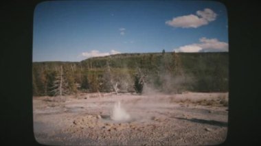 Norris Geyser Havzası, Yellowstone Ulusal Parkı, ABD. Yellowstone 'un en eski ve en dinamik yeridir. Klasik Film Görünümü.