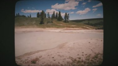  Yellowstone Ulusal Parkı 'ndaki Grand Loop Yolu boyunca uzanan Mud Volkan Bölgesi. Klasik Film Görünümü.