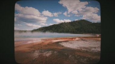 Grand Prismatic Spring - ABD 'nin Yellowstone Ulusal Parkı' nda buharla kaplanmış ikonik sıcak su yüzeyi. Klasik Film Görünümü. 