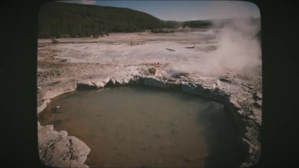 美国黄石公园的Norris Geyser盆地 它是黄石公园最古老 最有活力的热点地区 古旧电影看 — 图库视频影像