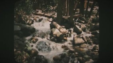 Yosemite Vadisi Ulusal Parkı 'ndaki BridalVeil Deresi akıntıya kapılmış. Klasik Film Görünümü. 