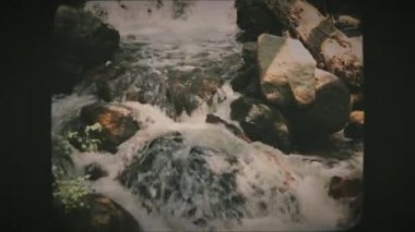 Yosemite Vadisi Ulusal Parkı 'ndaki BridalVeil Deresi akıntıya kapılmış. Klasik Film Görünümü. 