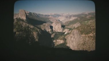 Yosemite Ulusal Parkı, Kaliforniya 'daki Buzul Noktası' ndan şelalenin manzarası. Klasik Film Görünümü. 