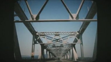 San Francisco, California 'daki Richmond Köprüsü' nden geçiyoruz. Klasik Film Görünümü. 
