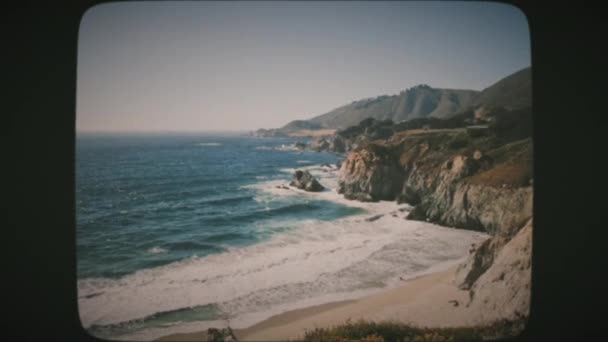 カリフォルニア州のハイウェイ1から美しいビッグサーエリアの景色 ヴィンテージフィルムルック ロイヤリティフリーのストック動画