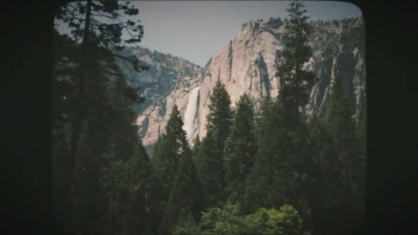 Rijden Door Pijnbomen Met Uitzicht Yosemite Falls Yosemite National Park — Stockvideo