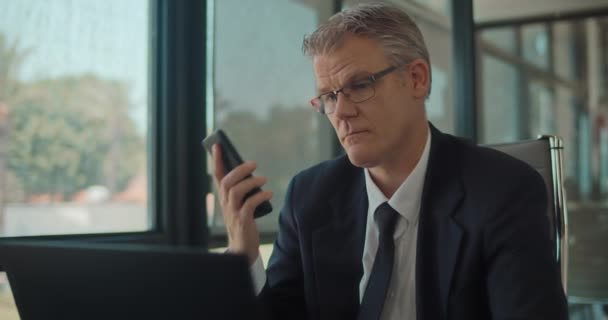 사무실에서 노트북을 사업가가 공식적으로 안경을 전화를 — 비디오