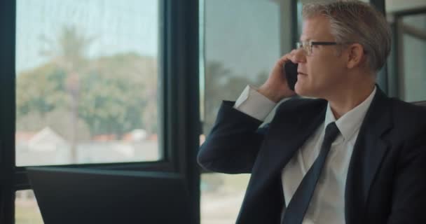 Close Homem Negócios Uso Formal Óculos Falando Telefone Enquanto Trabalhava — Vídeo de Stock
